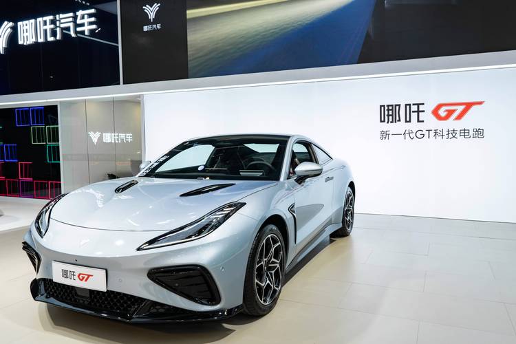 成都66哪吒汽车在智能汽车领域的表现，领途汽车在新能源汽车市场中的影响力